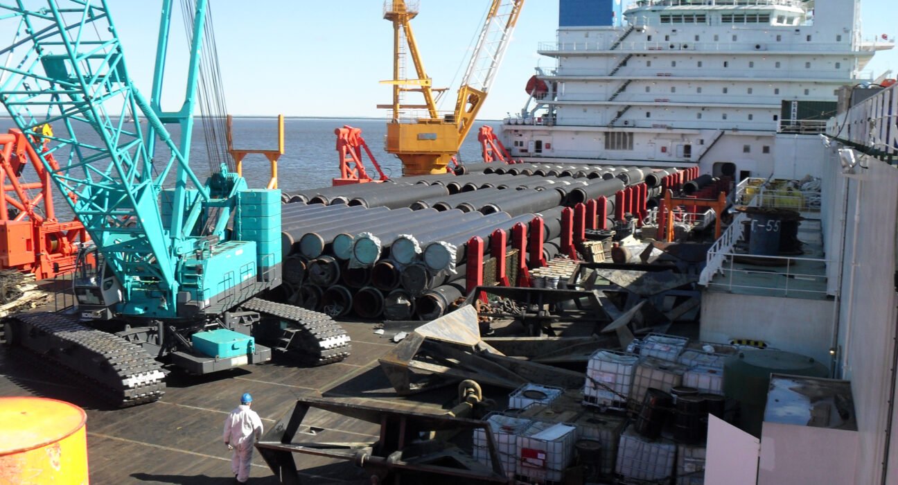 The deck lay barge